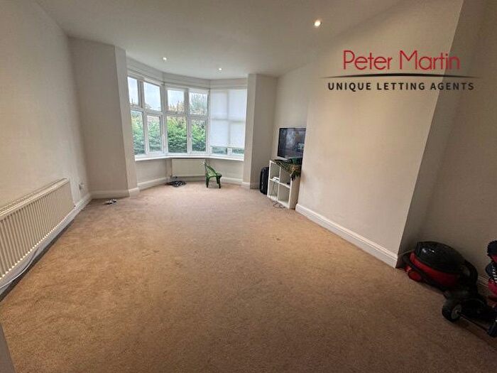 3 Bedroom Flat To Rent In Collingwood Court, Queens Road, Hendon, NW4