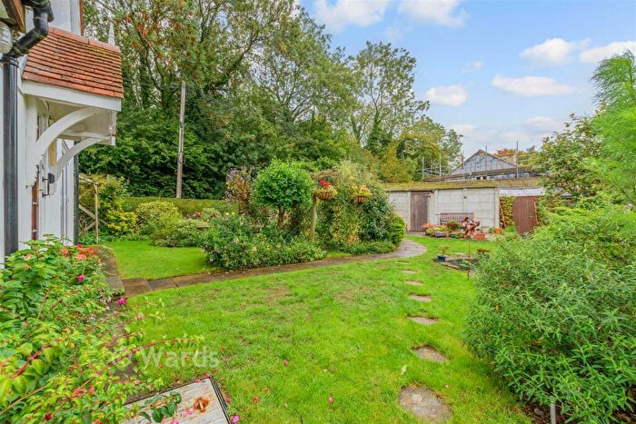 5 Bedroom Semi-Detached House For Sale In Priestwood Road, Meopham, Gravesend, Kent, DA13