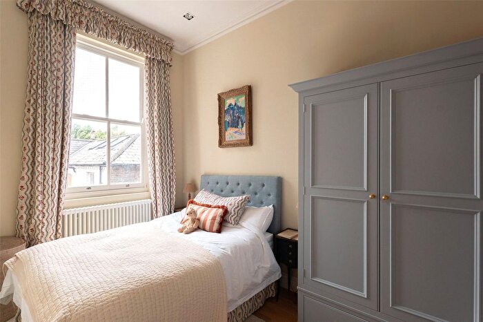 2 Bedroom Flat To Rent In Blenheim Crescent, Notting Hill, London, W11