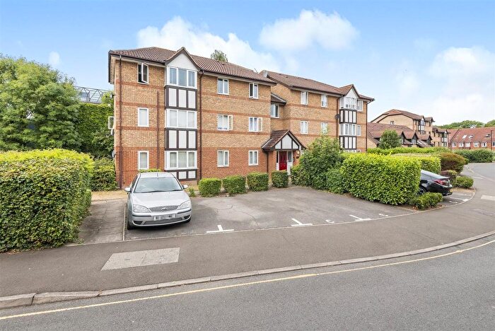 2 Bedroom Flat To Rent In Varsity Drive, Twickenham, TW1