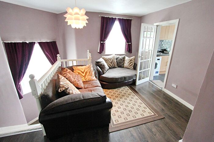 2 Bedroom Flat To Rent In Thatch Leach Lane, Whitefield, M45