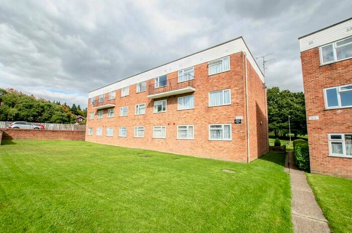 2 Bedroom Flat To Rent In Bracken Crescent, Bishopstoke, Eastleigh, SO50