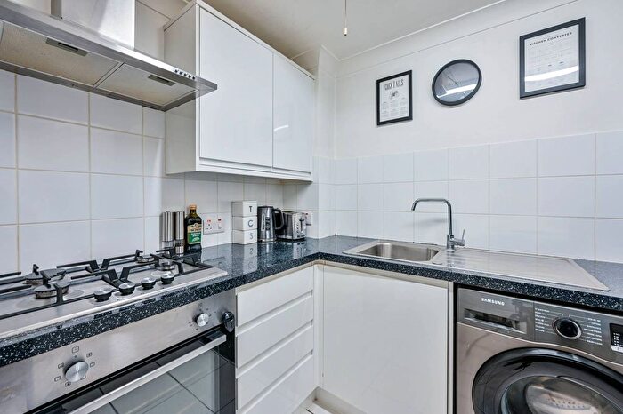 2 Bedroom Flat For Sale In Lower Guildford Road, Knaphill, Woking, GU21
