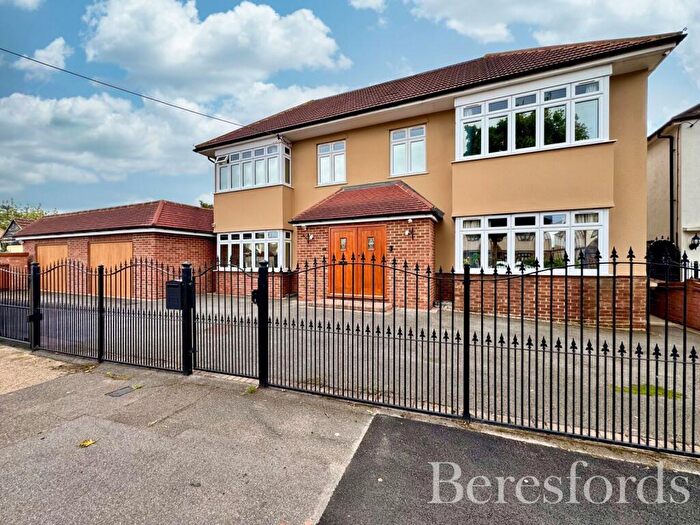 4 Bedroom Detached House For Sale In Farm Road, Rainham, RM13