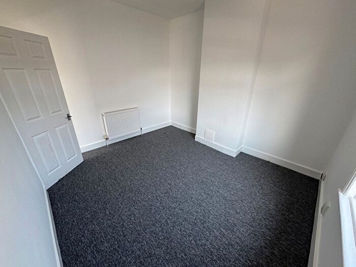 3 Bedroom Flat To Rent In Holdenhurst Road, Bournemouth, BH8