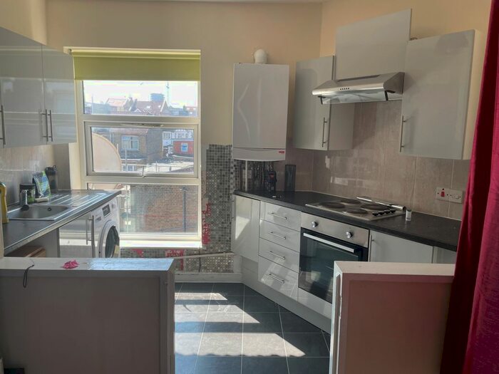 2 Bedroom Maisonette To Rent In High Road, London, N15