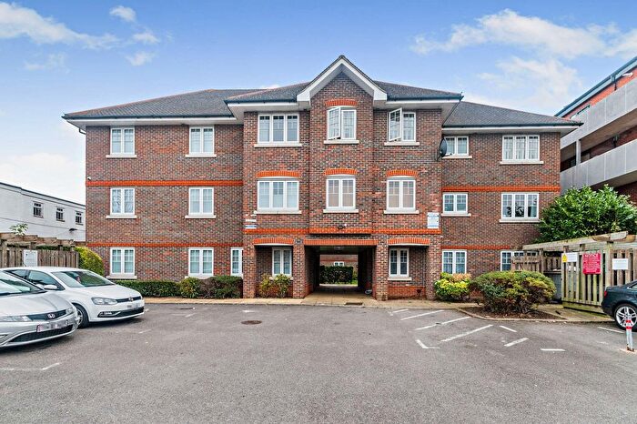 2 Bedroom Flat For Sale In Farnburn Avenue, Slough, SL1