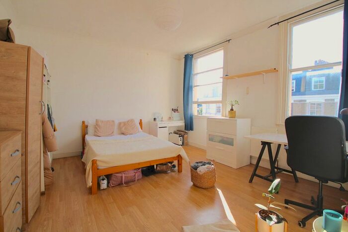 3 Bedroom Flat To Rent In Bethnal Green Road, London, E2