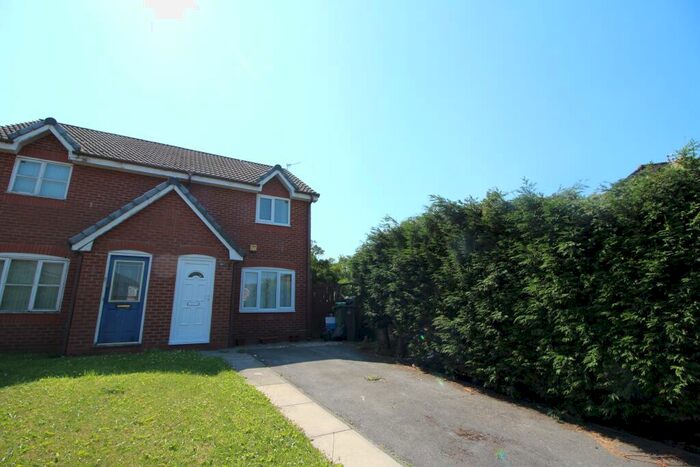 2 Bedroom Semi-Detached House To Rent In Hough Close, Oldham, OL8