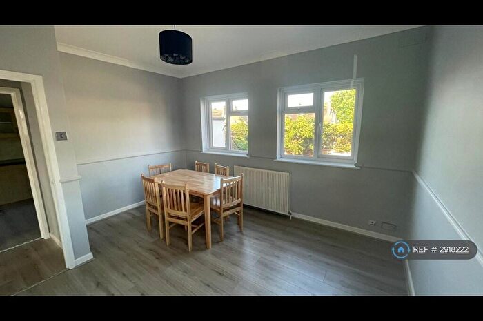 2 Bedroom Flat To Rent In Oakleigh Park Drive, Leigh-On-Sea, SS9