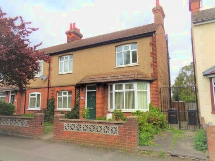 3 Bedroom Semi-Detached House To Rent In Goldington Road, Bedford MK40