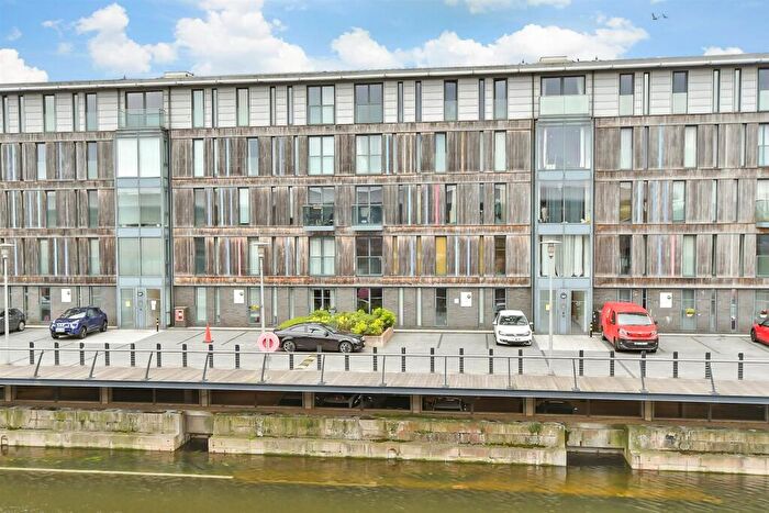 2 Bedroom Flat For Sale In Dock Head Road, Chatham, Kent, ME4