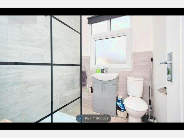 2 Bedroom Flat To Rent In Station Road, Harold Wood, Romford, RM3