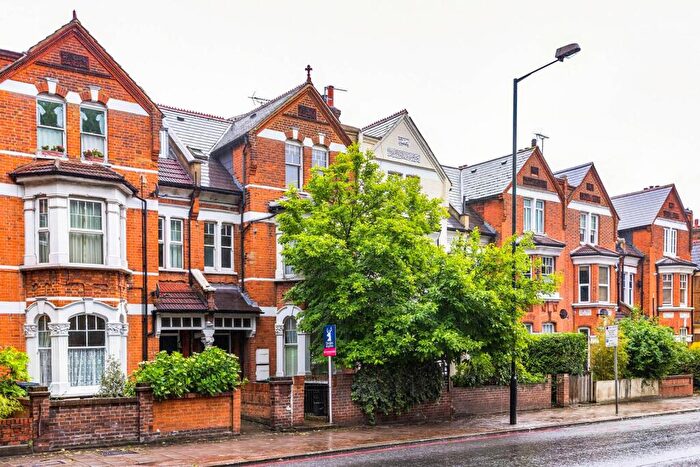 2 Bedroom Flat To Rent In Cavendish Road, Clapham South, London, SW12