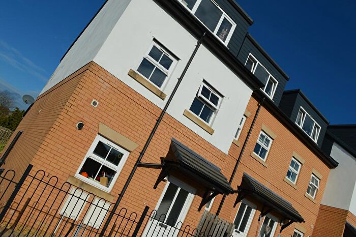 3 Bedroom Town House To Rent In Little Toms Lane, Burnley, BB10