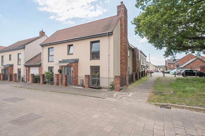 4 Bedroom Link Detached House For Sale In Herwick Lane, Waterlooville, PO7