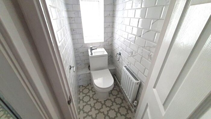 2 Bedroom Flat To Rent In Brent Street, London, NW4