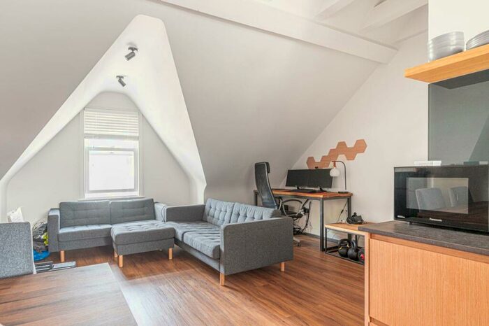 2 Bedroom Maisonette To Rent In The Limes Avenue, New Southgate, London, N11