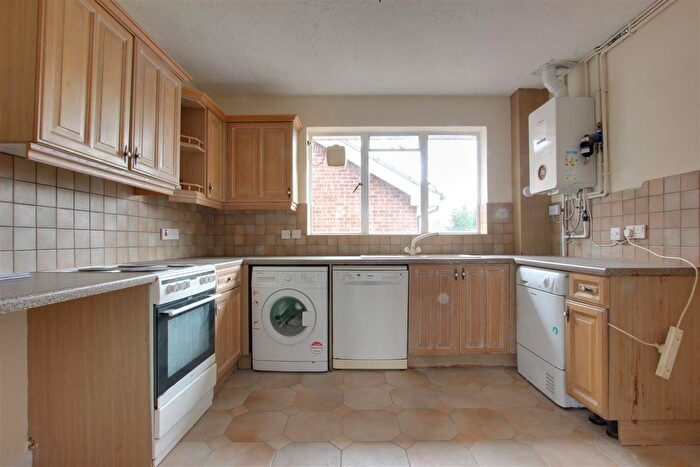 3 Bedroom Flat To Rent In Springbank, London, N21