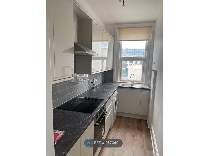 1 Bedroom Flat To Rent In Elphinstone Road, Southsea, PO5