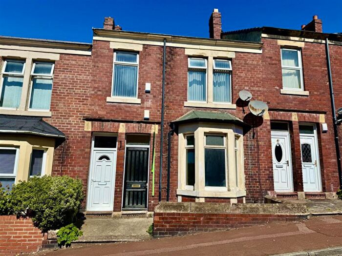 2 Bedroom Apartment To Rent In Faraday Grove, Bensham, Gateshead, NE8