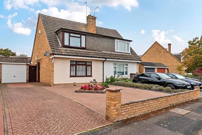 3 Bedroom Semi-Detached House For Sale In Olde Farm Drive, Blackwater, GU17