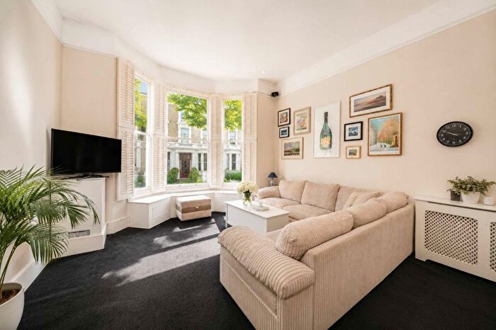2 Bedroom Flat For Sale In Oxford Gardens, North Kensington, W10