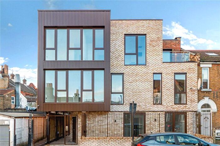 2 Bedroom Apartment For Sale In Michigan Avenue, London, E12