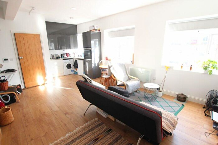 Studio To Rent In Vale Road, Manor House, N4