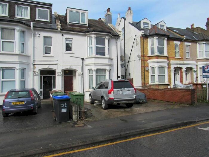 2 Bedroom Flat To Rent In Cedar Road, South Sutton, Surrey, SM2