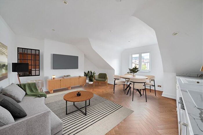 2 Bedroom Flat For Sale In Ennismore Avenue, Chiswick, London, W4