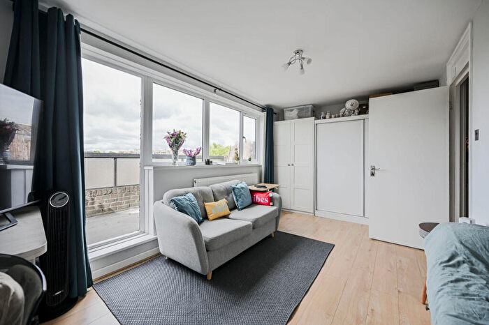 3 Bedroom Maisonette For Sale In Old Farm Road, East Finchley, London, N2