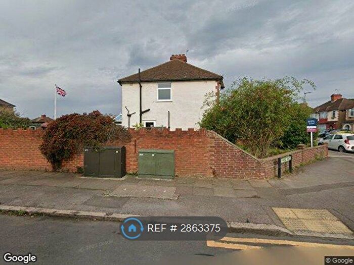 3 Bedroom Semi Detached House To Rent In Kings Wood Rd, Watfofd, WD25