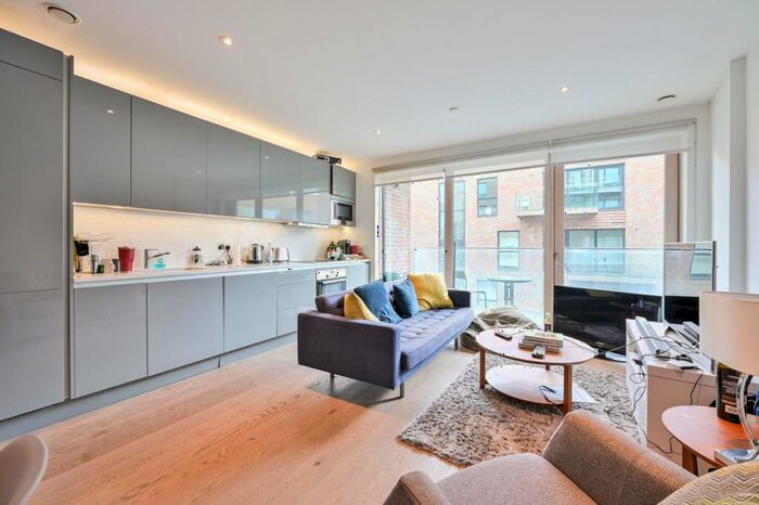 2 Bedroom Flat To Rent In Victory Place, Elephant And Castle, London, SE17