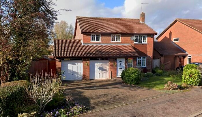 4 Bedroom Detached House To Rent In Brendon Court, Furzton, Milton Keynes, MK4