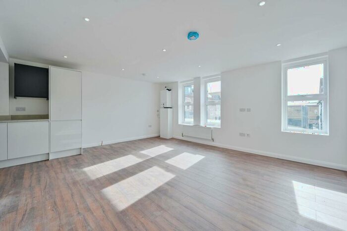 2 Bedroom Flat To Rent In Brownhill Road, Catford, London, SE6