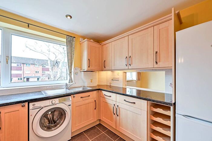 3 Bedroom Flat For Sale In Levylsdene, Merrow, Guildford, GU1