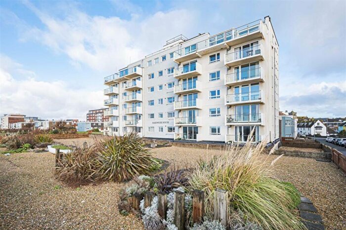 2 Bedroom Flat For Sale In Hardwicke House, Esplanade, Seaford, BN25