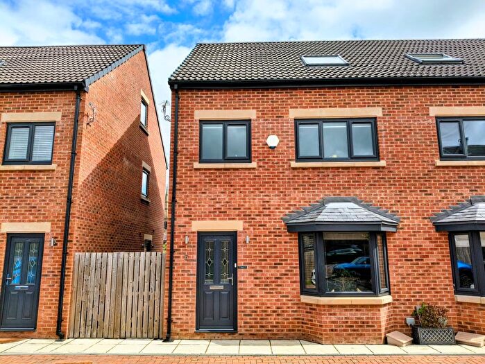 3 Bedroom Semi-Detached House For Sale In Kingsway Grove, Ossett, WF5