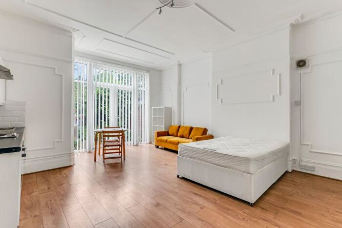 Studio To Rent In Manstone Road, Cricklewood, NW2