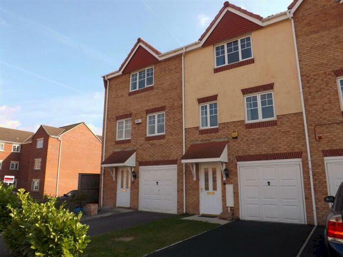 3 Bedroom Town House To Rent In White Rose Avenue, Berry Hill, NG18