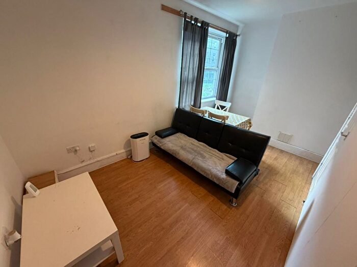 3 Bedroom Flat To Rent In Swan Mead, London, SE1