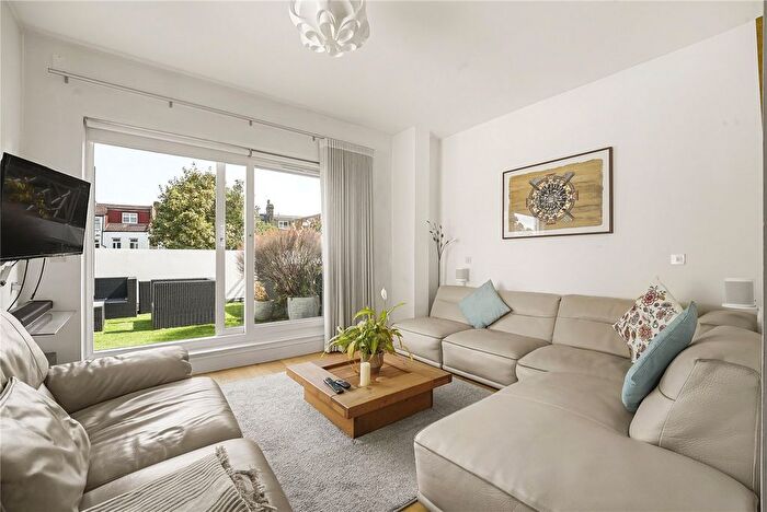 3 Bedroom Flat To Rent In Cranwich Road, London, N16