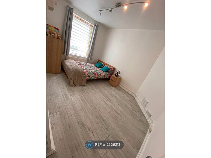 3 Bedroom Flat To Rent In Gower House, London, SE17