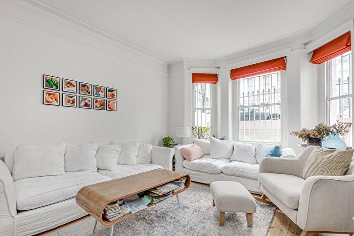 2 Bedroom Flat To Rent In Churchfield Mansions, - New Kings Road, SW6