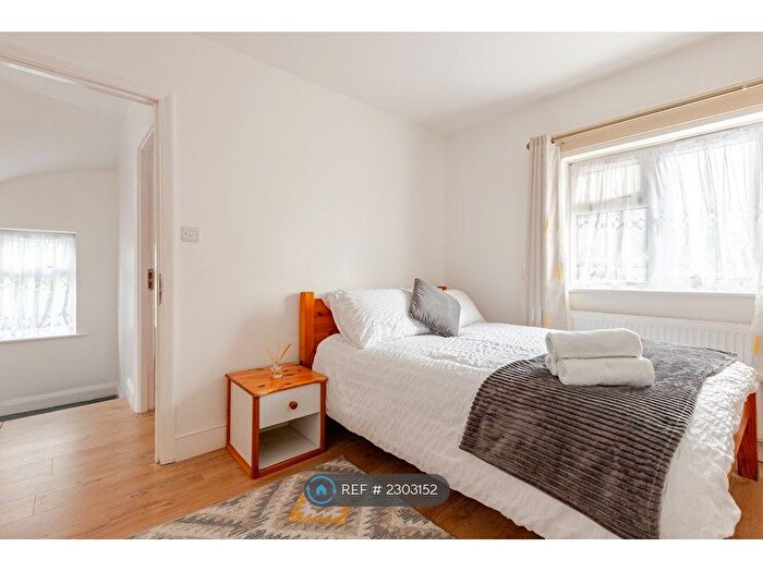 3 Bedroom Flat To Rent In Primrose Way, Wembley, HA0