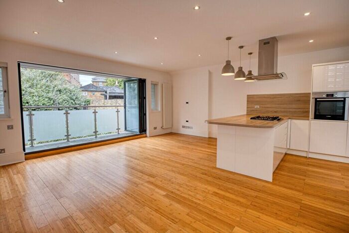2 Bedroom Apartment For Sale In Victoria Road, Kingston Upon Thames, KT1