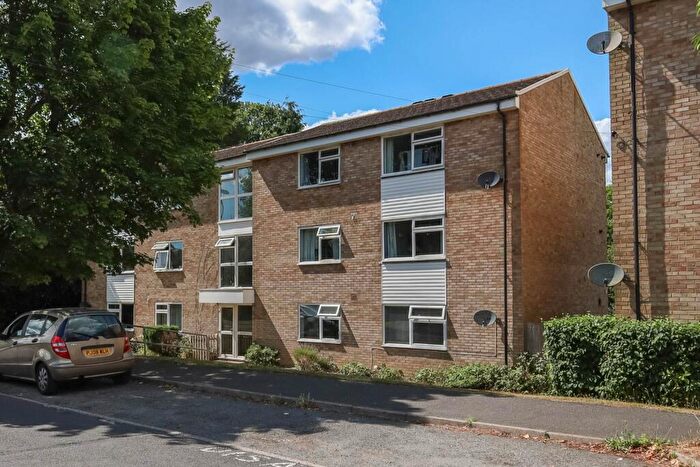 2 Bedroom Flat For Sale In Red River Court, Redford Avenue, RH12