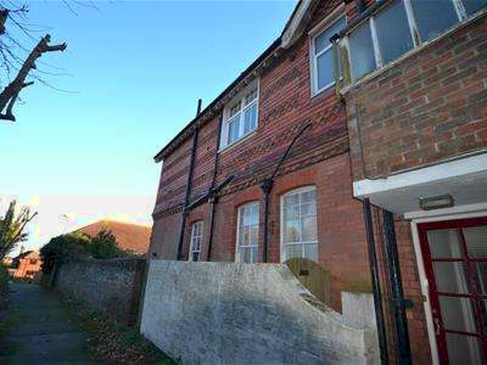 2 Bedroom Ground Flat To Rent In Upper Sea Road, Bexhill-on-sea, TN40