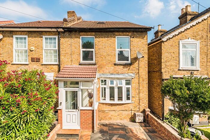 3 Bedroom End Terrace House For Sale In Chapel Road, Hounslow, TW3